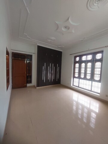 Room in 2 BHK Builder Floor at DLF Vibhuti Khand, Gomti Nagar – for Rent