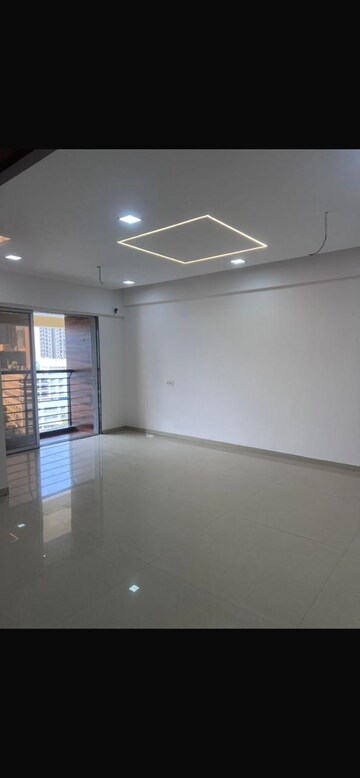 Room in 3 BHK Apartment at Thane West – for Sale