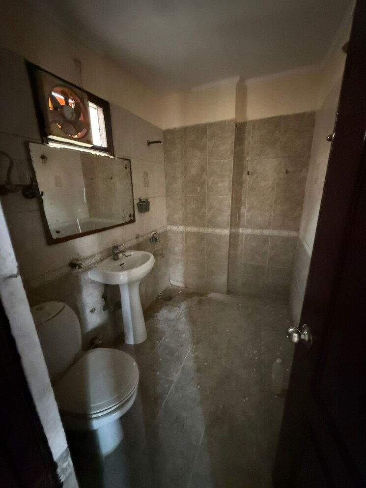 Bathroom, niho-saffron-scottish-garden 3.5 Bedroom 2000 Sq.Ft. Penthouse In Ahinsa Khand ii Ghaziabad 8081608