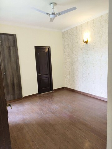 Room in 2 BHK Apartment at Amrapali Princely Estate, Sector 76 – for Sale