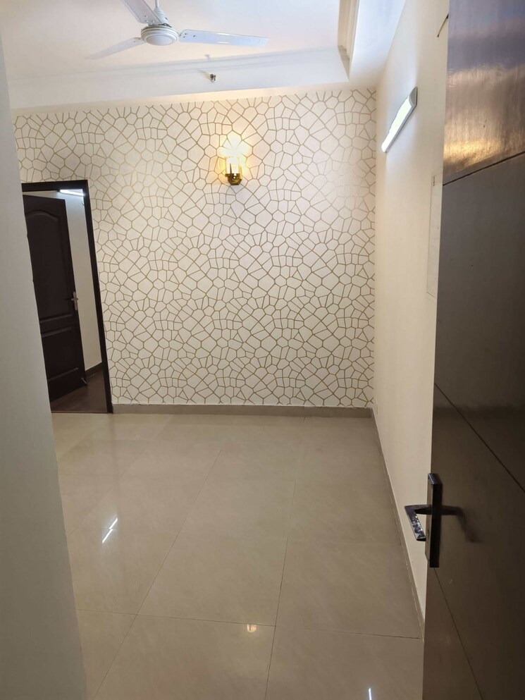 Bathroom, amrapali-princely-estate 2 Bedroom 875 Sq.Ft. Apartment In Sector 76 Noida 8081663
