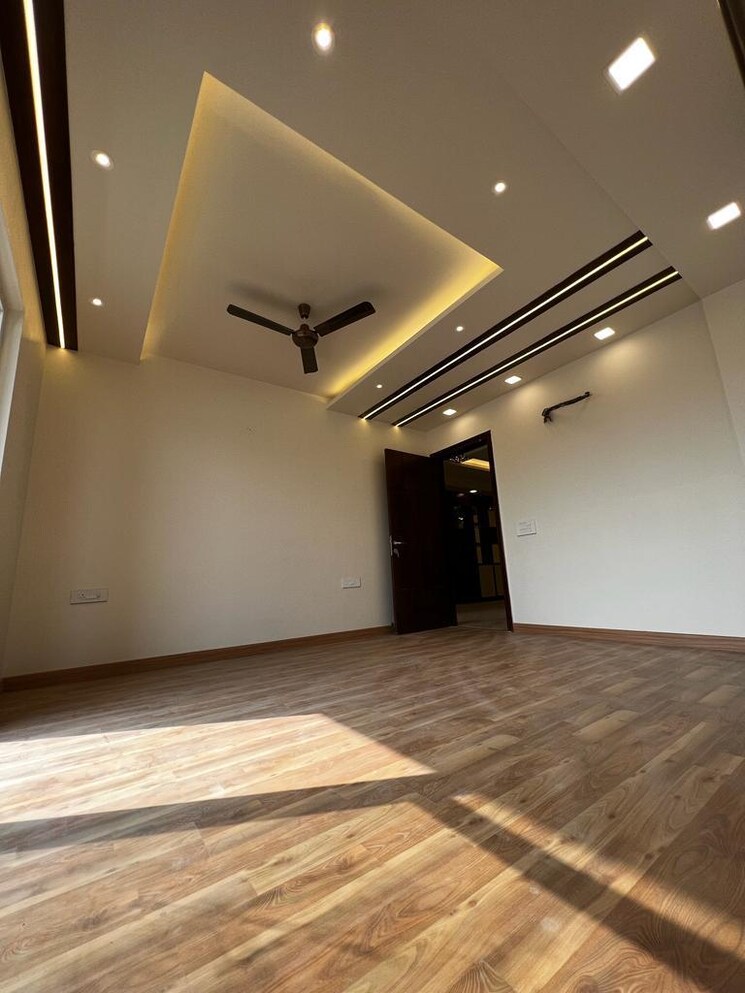 Room, sector 16 4 Bedroom 350 Sq.Yd. Builder Floor In Sector 16 Faridabad 8081853