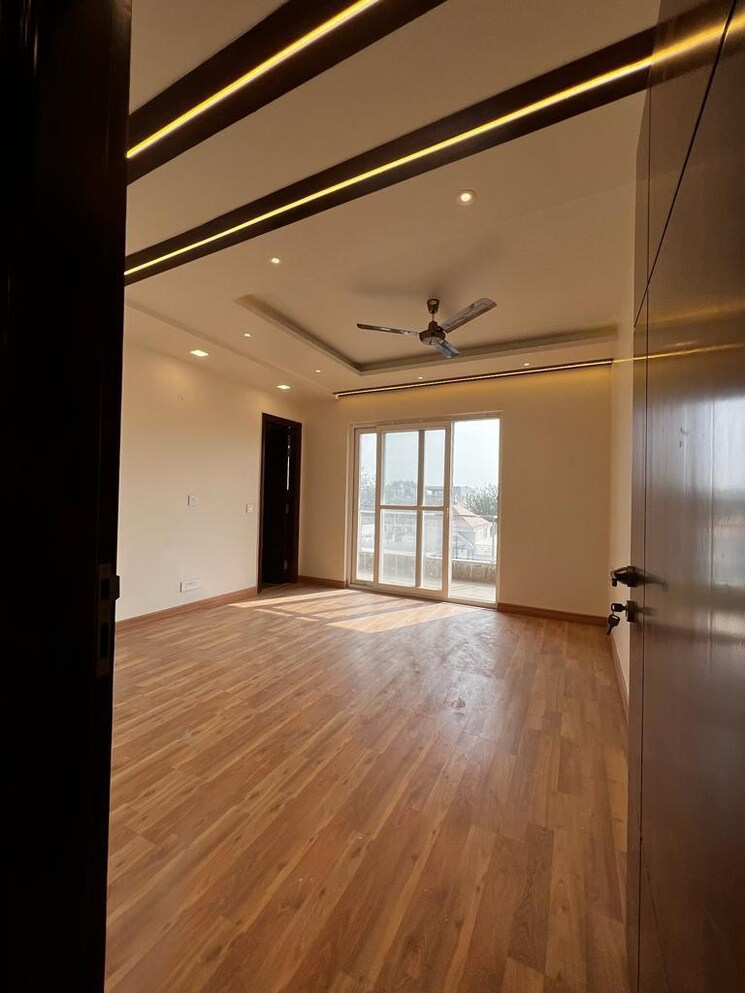 Room, sector 16 4 Bedroom 350 Sq.Yd. Builder Floor In Sector 16 Faridabad 8081853