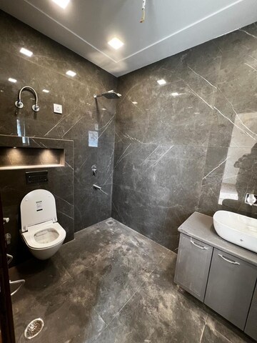 Parking in 4 BHK Builder Floor at Sector 16 – for Sale