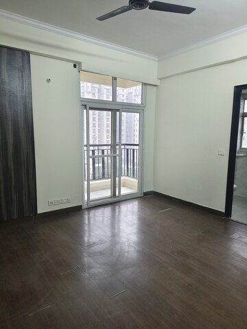 Room in 2.5 BHK Apartment at Amrapali Princely Estate, Sector 76 – for Sale