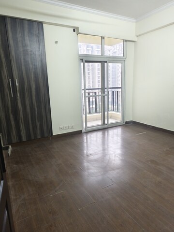 Room in 2.5 BHK Apartment at Amrapali Princely Estate, Sector 76 – for Sale