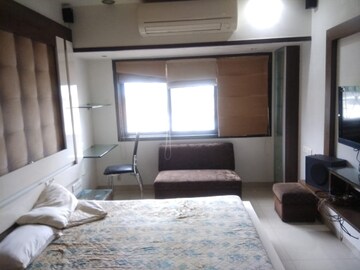 Room in 2.5 BHK Apartment at Shilp Tower, Lower Parel – for Rent