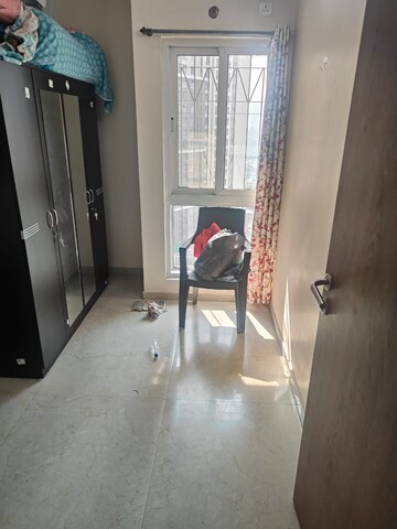 Room in 2 BHK Apartment at Dosti Oak, Kolshet Industrial Area – for Rent