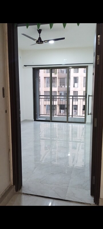 Room in 2 BHK Apartment at Sunteck Maxxworld, Naigaon East – for Rent