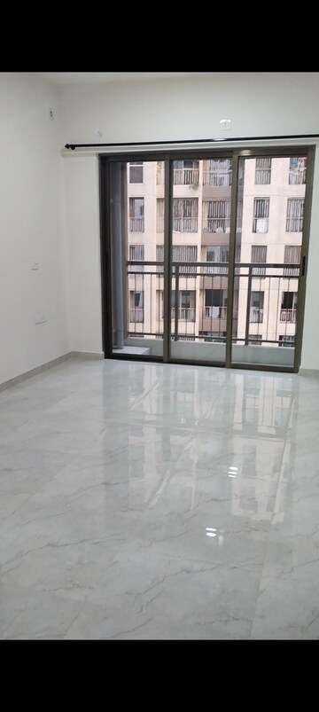 Room in 2 BHK Apartment at Sunteck Maxxworld, Naigaon East – for Rent