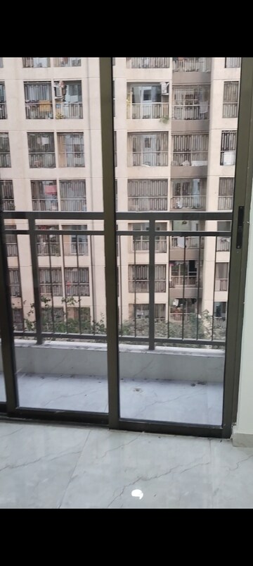 Room in 2 BHK Apartment at Sunteck Maxxworld, Naigaon East – for Rent