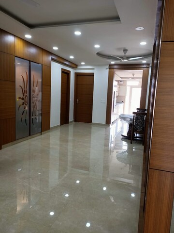 Room in 2 BHK Apartment at Ambience Creacions, Sector 22 – for Rent