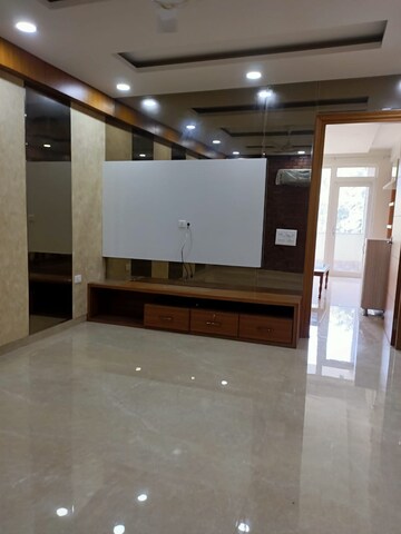 Room in 2 BHK Apartment at Ambience Creacions, Sector 22 – for Rent