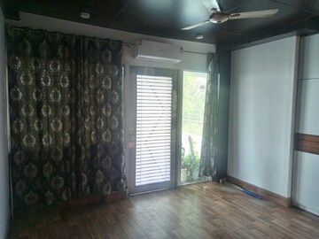 Room in 2 BHK Builder Floor at Kalindi Colony – for Rent