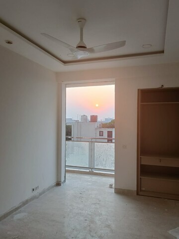 Room in 2 BHK Apartment at Ambience Creacions, Sector 22 – for Rent