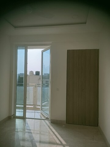 Room in 2 BHK Apartment at Ambience Creacions, Sector 22 – for Rent