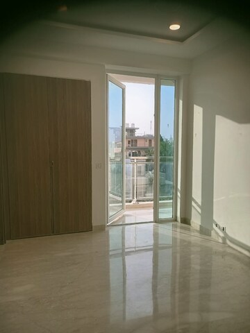 Room in 2 BHK Apartment at Ambience Creacions, Sector 22 – for Rent