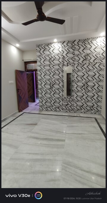 Room in 4 BHK Villa at Jankipuram – for Sale