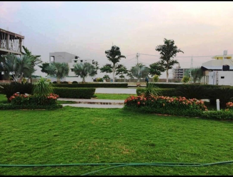 Garden, nipania  880 Sq.Yd. Plot In Nipania Indore 8083113