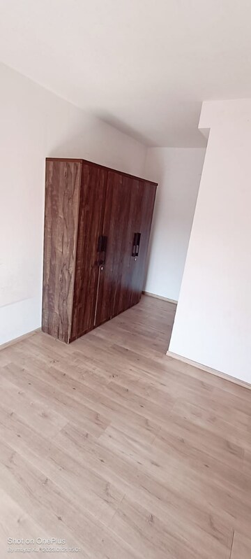 Room in 3 BHK Apartment at Kanakia Paris, Bandra East – for Rent