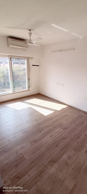 Room in 3 BHK Apartment at Kanakia Paris, Bandra East – for Rent