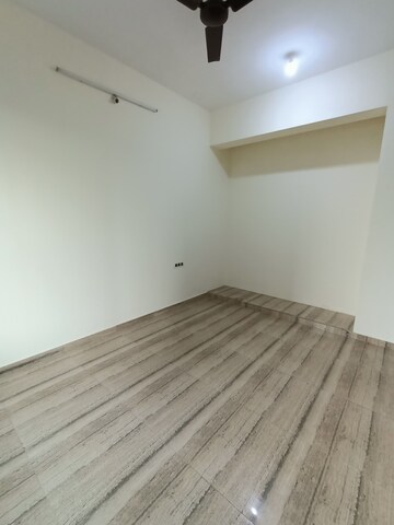 Room in 3 BHK Apartment at Gala Pride Palms, Kolshet Road – for Rent