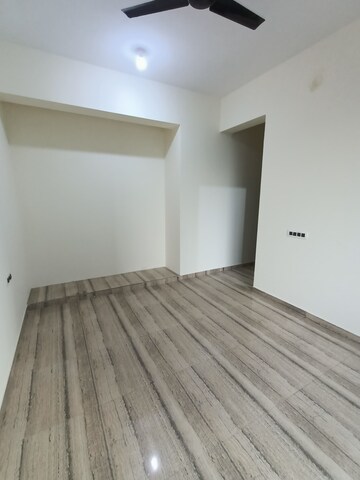 Room in 3 BHK Apartment at Gala Pride Palms, Kolshet Road – for Rent
