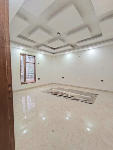 Room in 4 BHK Builder Floor at Green Fields Colony – for Rent