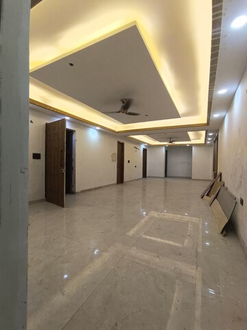 Room in 4 BHK Builder Floor at Green Fields Colony – for Rent