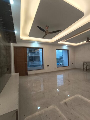 Parking in 4 BHK Builder Floor at Green Fields Colony – for Rent