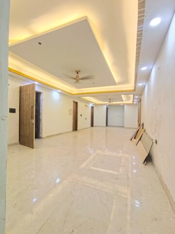 Room in 4 BHK Builder Floor at Green Fields Colony – for Rent