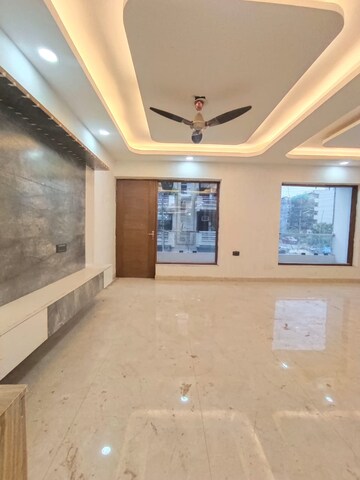 Room in 4 BHK Builder Floor at Green Fields Colony – for Rent