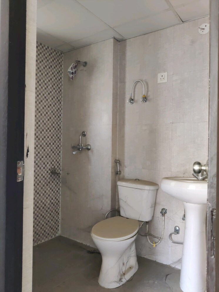 Bathroom, aditya-urban-homes 1 Bedroom 585 Sq.Ft. Apartment In Shahpur Bamheta Ghaziabad 8083475