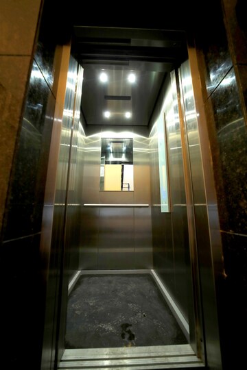Building Lobby in 4 BHK Builder Floor at Ansal Sushant Lok I, Sector 43 – for Rent