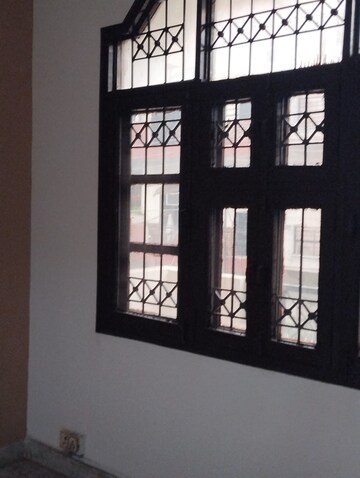 Room in 1 BHK Builder Floor at Unitech Rakshak, Sector 41 – for Rent