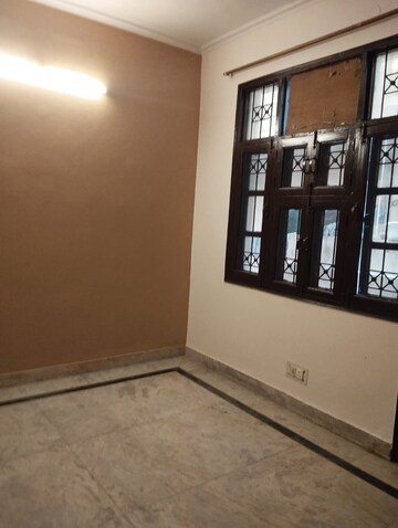 Room in 1 BHK Builder Floor at Unitech Rakshak, Sector 41 – for Rent