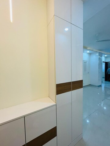Room in 2 BHK Apartment at Suncity Avenue 76, Sector 76 – for Rent