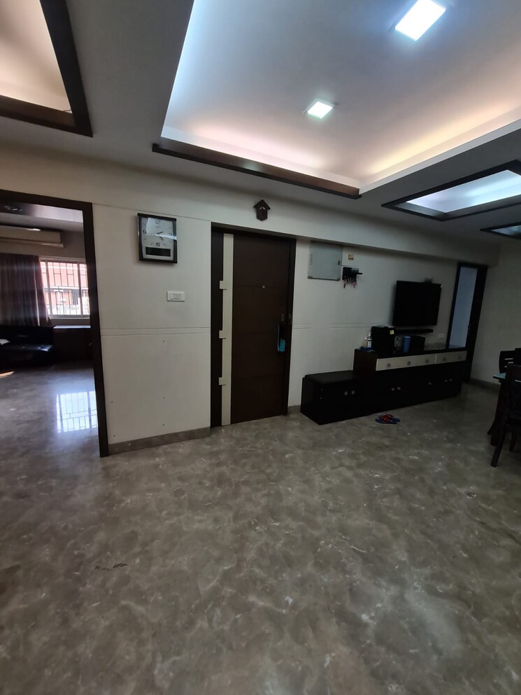  Parking, lake market 3 Bedroom 2100 Sq.Ft. Builder Floor In Lake Market Kolkata 8083669