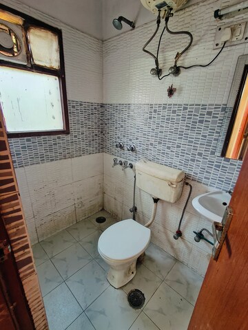 Bathroom in 1 RK Builder Floor at Ansal Sushant Lok I, Sector 43 – for Rent