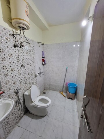 Bathroom in 3 BHK Builder Floor at Ardee City, Sector 52 – for Rent