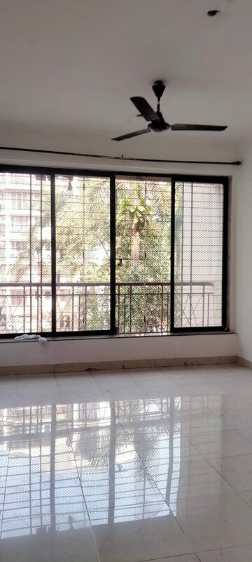 Room in 1 BHK Apartment at Evershine Millenium Paradise, Kandivali East – for Rent