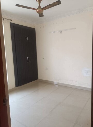 Room in 3 BHK Apartment at Radicon Vedantam, Sector 16c Greater Noida – for Rent