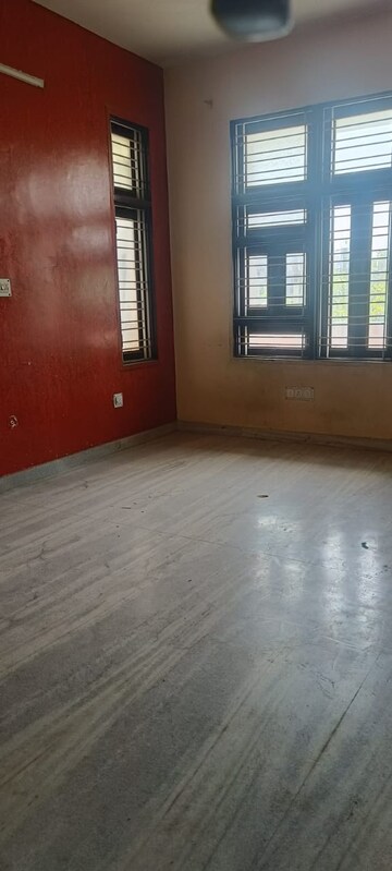 Room in 3 BHK Apartment at Vardhman Nagar – for Rent