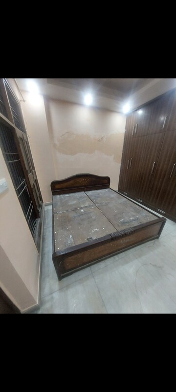 Furnished Amenities in 2 BHK Apartment at Sarita Vihar – for Rent