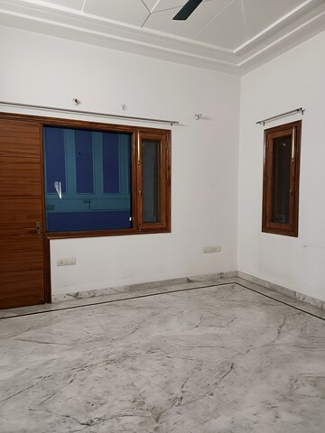Room in 3 BHK Independent House at Sector 36 – for Rent