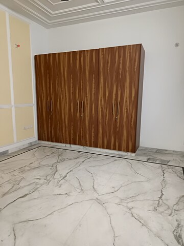 Room in 3 BHK Independent House at Sector 36 – for Rent