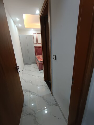 Building Lobby in 1 RK Builder Floor at Ansal Sushant Lok I, Sector 43 – for Rent