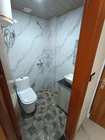 Balcony in 1 RK Builder Floor at Ansal Sushant Lok I, Sector 43 – for Rent