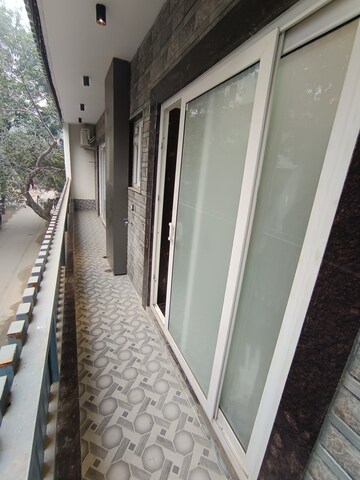Balcony in 1 RK Builder Floor at Ansal Sushant Lok I, Sector 43 – for Rent