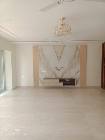 Room in 4 BHK Apartment at Parinee Aria, Juhu – for Rent